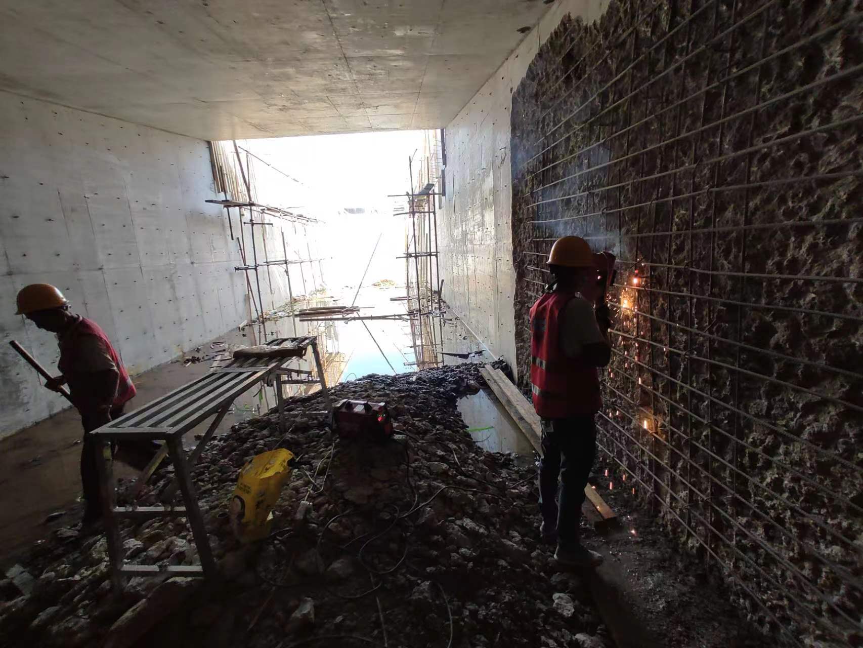 锦江挖断承重墙导致楼体开裂，加固施工方案出炉